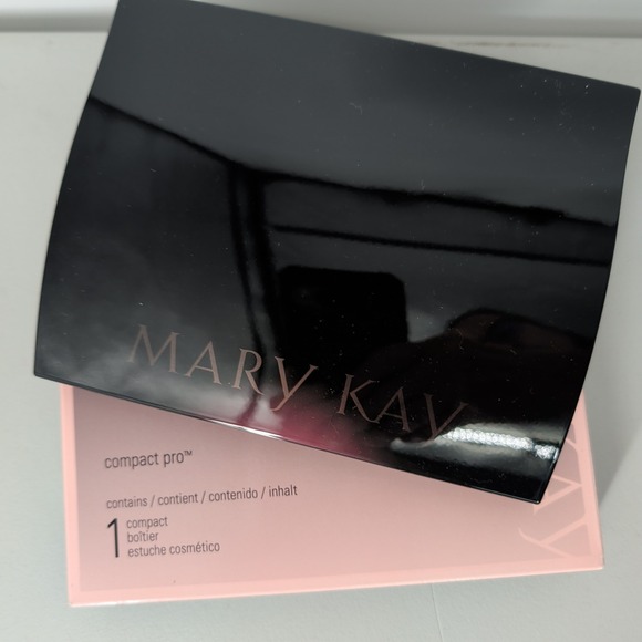 Mary Kay Handbags - Mary Kay Compact Pro Black Magnetic Refillable Makeup Palette Case New 018587